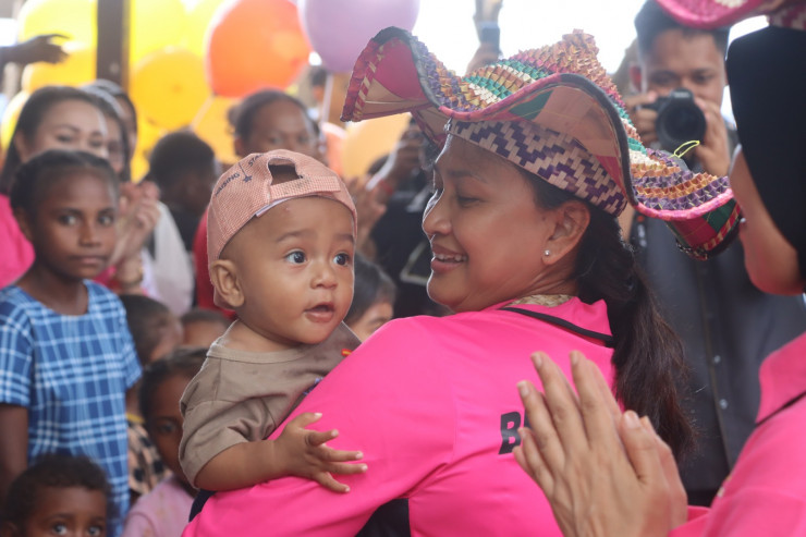 Kunjungi Raja Ampat, Ketum Bhayangkari Ny. Juliati Sigit Prabowo Salurkan Sembako hingga Gelar Khitanan Massal