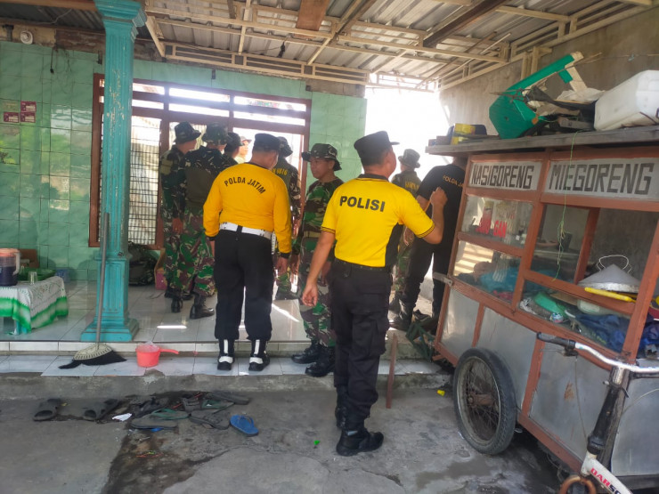 Sinergitas TNI-Polri, Turun Bareng Renovasi Rumah Warga di Sedenganmijen Krian