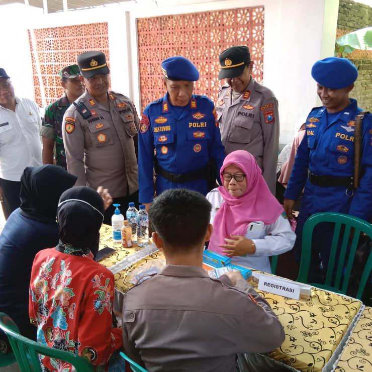 Isi Hari Bhayangkara Ke-79, Polresta Sidoarjo Gelar Pengobatan Gratis dan Bagikan Sembako di Balongbendo