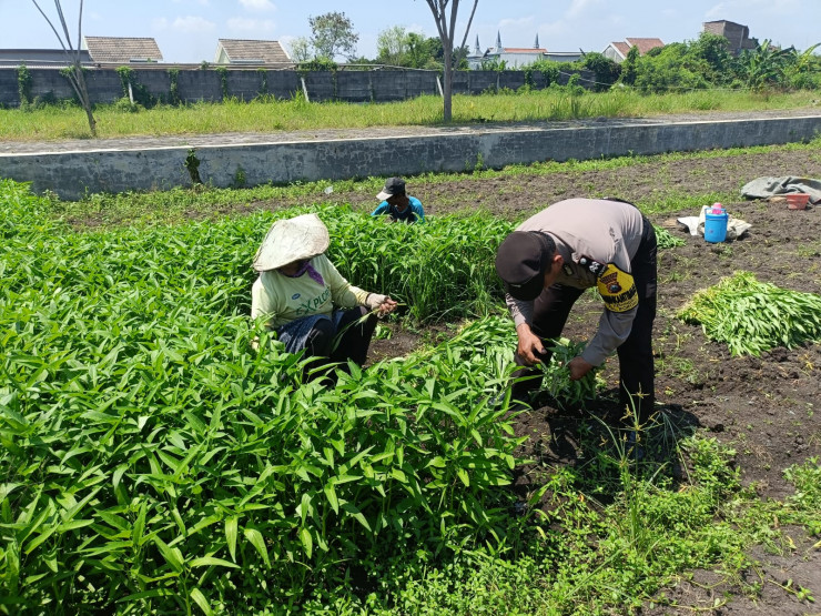 Bhabinkamtibmas Desa Kedungboto Dampingi Warga Kembangkan Lahan Produktif untuk Ketahanan Pangan