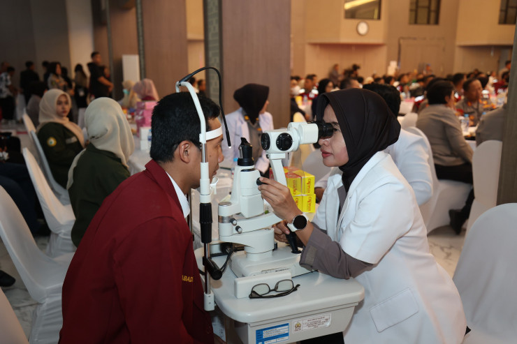 Sambut Bulan Ramadhan Polda Jatim Bersama Mahasiswa Gelar Bakti Sosial Polri Presisi