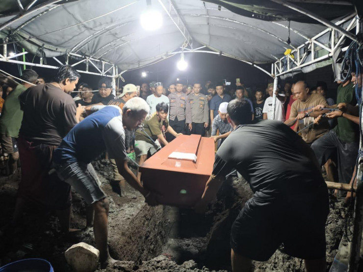 Kapolsek Sedati Ikuti Pemakaman Santri Al Khoziny Asal Desa Pulungan