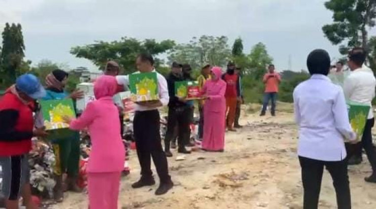 Hari Bhayangkara ke-79 Polres Lamongan Salurkan Bansos untuk Pemulung di TPA
