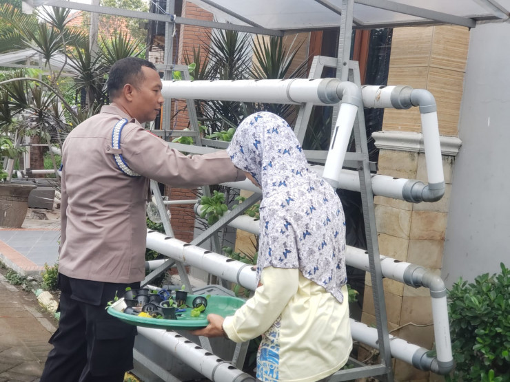 Polsek Candi dan Warga Desa Sumorame Kembangkan Kebun Hidroponik di Perumahan