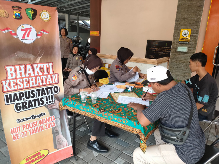 Warga Antusias Layanan Hapus Tato Gratis Polres Situbondo Sambut HUT Polwan ke - 77