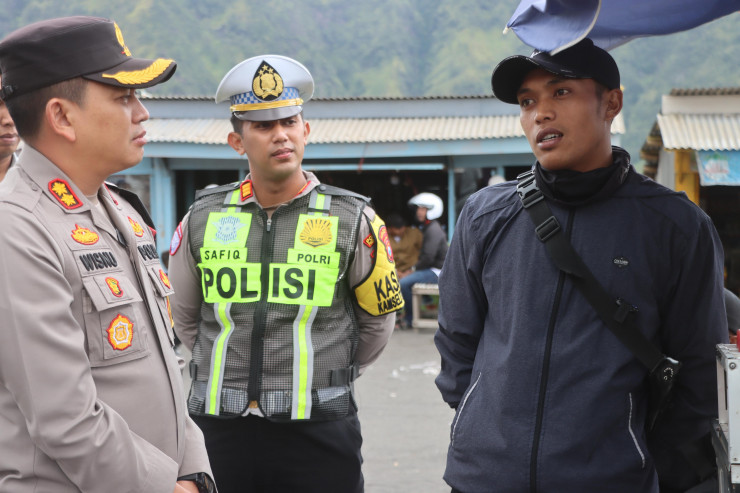 Kapolres Probolinggo Patroli Dialogis di Gunung Bromo Pastikan Keamanan Wisatawan Saat Lebaran