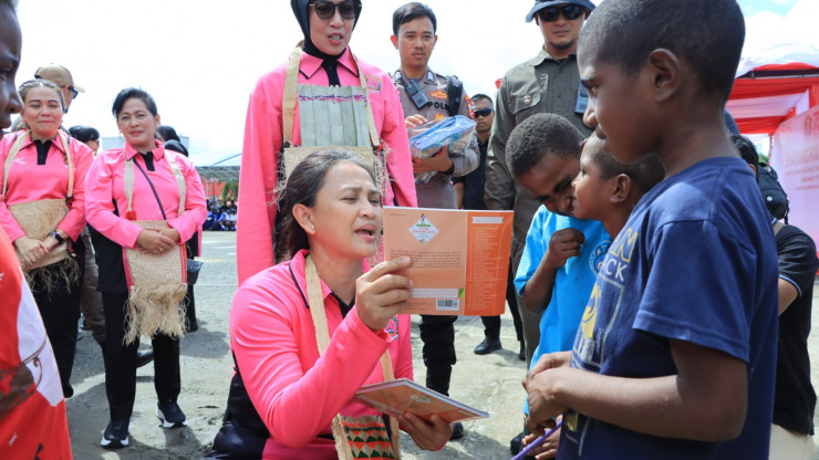 Ketum Bhayangkari Ny. Juliati Sigit Prabowo Lakukan Baksos di Sorong