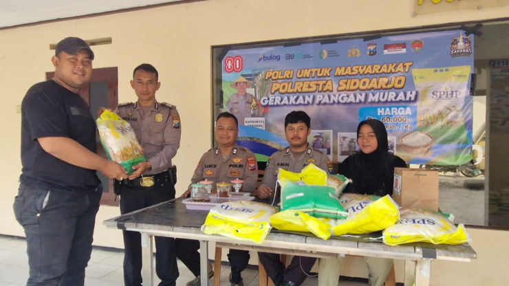 Polsek Balongbendo Gelar Bazar Beras Murah, Warga Antusias Serbu Lokasi