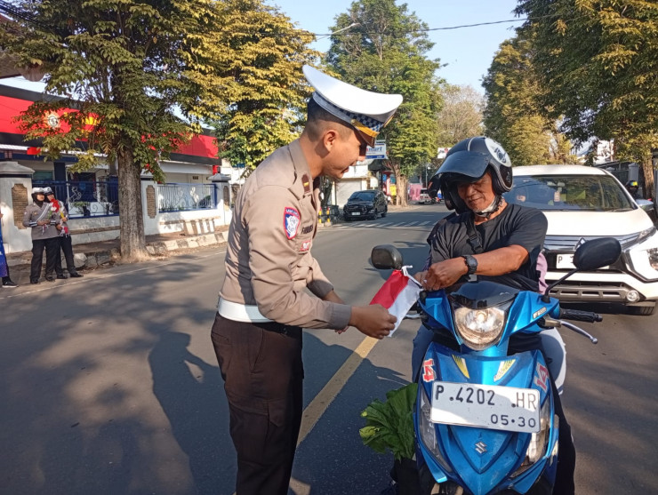 Merah Putih di Jalanan Jember: Polisi Ajak Warga Sambut HUT RI ke - 80 Gelorakan Semangat Nasionalisme