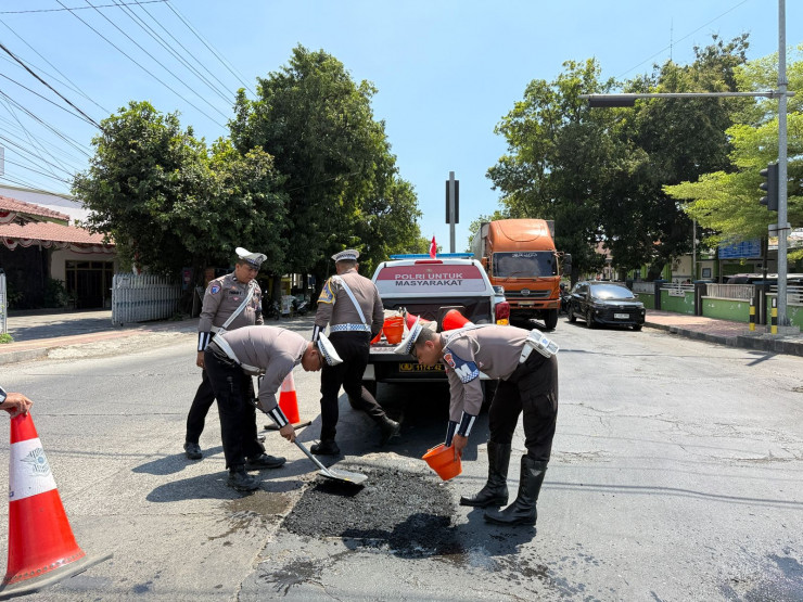 Peduli Keselamatan Masyarakat Polantas Polres Situbondo Tambal Jalan Berlubang Cegah Laka