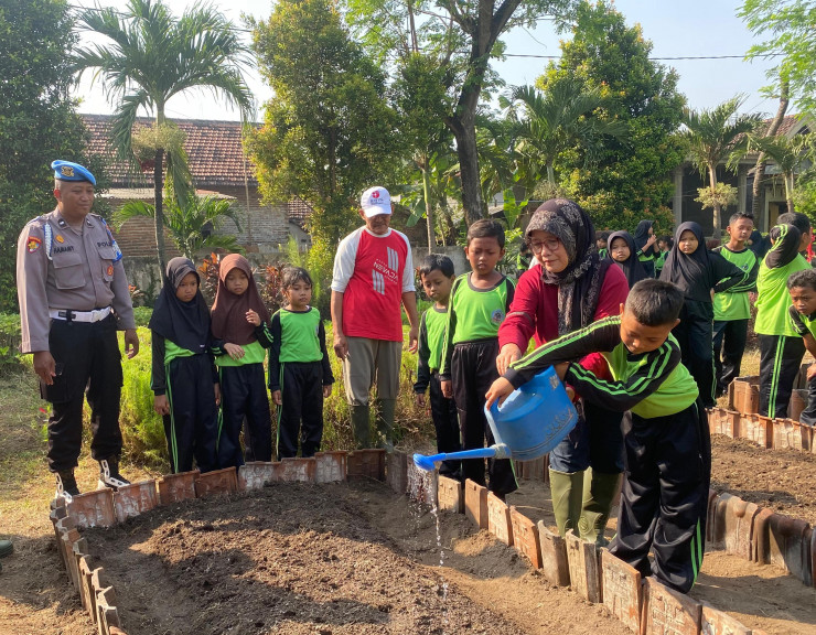 Polisi Edukasi Siswa SD tentang Ketahanan Pangan Lewat Penanaman Sayuran