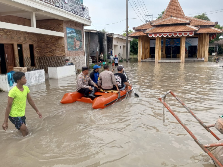 Kapolsek Krian Tinjau Banjir Luapan Sungai Mas di Desa Barengkrajan