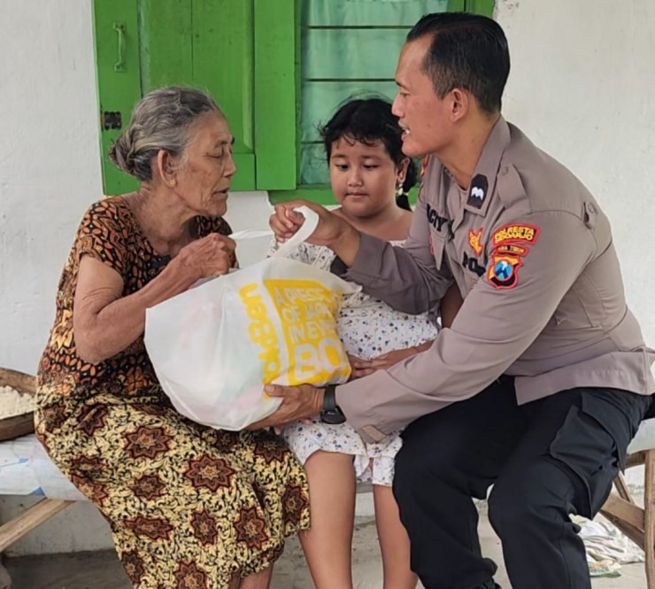 Bhabinkamtibmas Tulangan Ini Ajarkan Putrinya Peduli Sesama