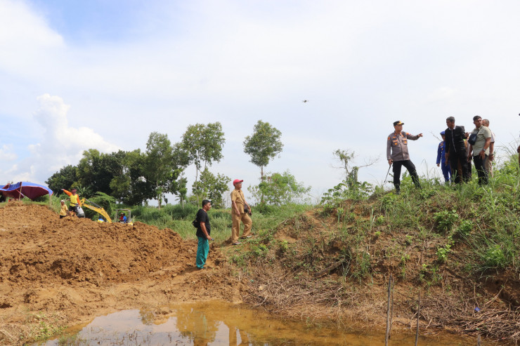 Mitigasi, Kapolres Sumenep Cek Lokasi Tanggul Jebol di Desa Patean