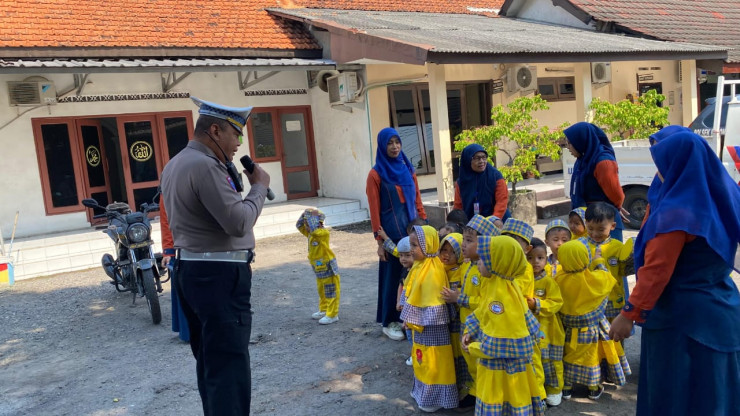 Polisi Ajarkan Tertib Berlalu Lintas Sejak Dini, Siswa KB-RA Al Ikhlas Belajar di Polsek Balongbendo