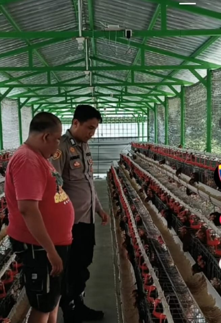 Bhabinkamtibmas Desa Bungurasih Lakukan Pendampingan Peternak Ayam untuk Dukung Ketahanan Pangan