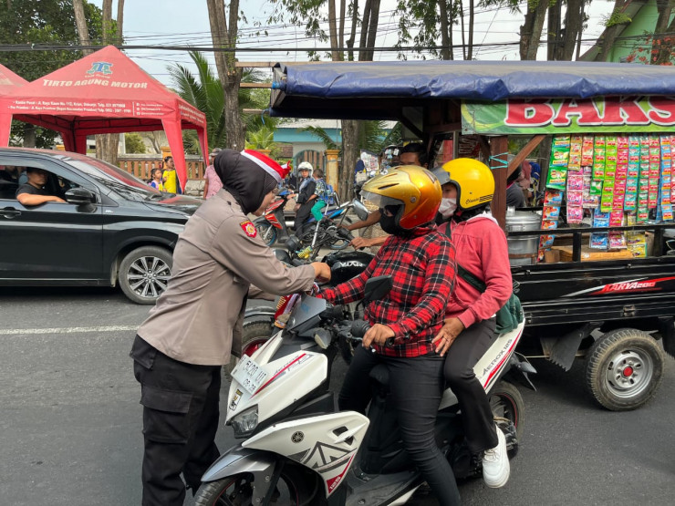 Polisi di Sidoarjo Bagikan Bendera Merah Putih Secara Serentak
