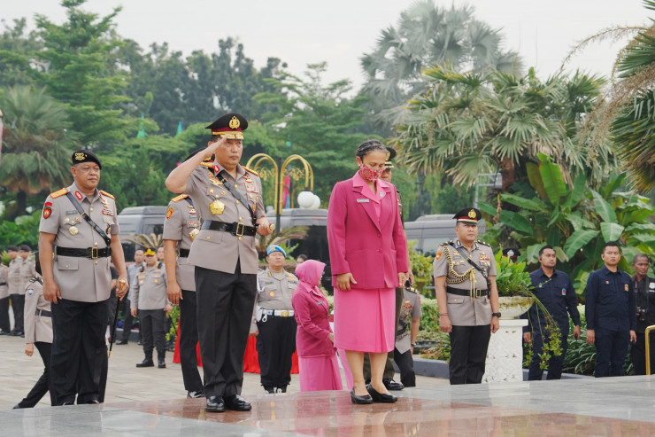 Jelang Hari Bhayangkara, Kapolri Ziarah ke Makam BJ Habibie hingga Hoegeng