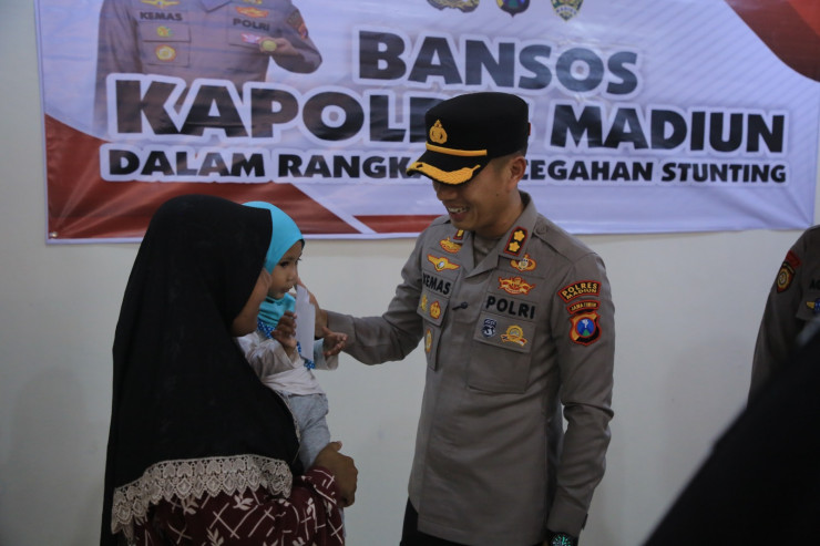 Peduli Stunting, Kapolres Madiun Salurkan Bansos untuk Masyarakat