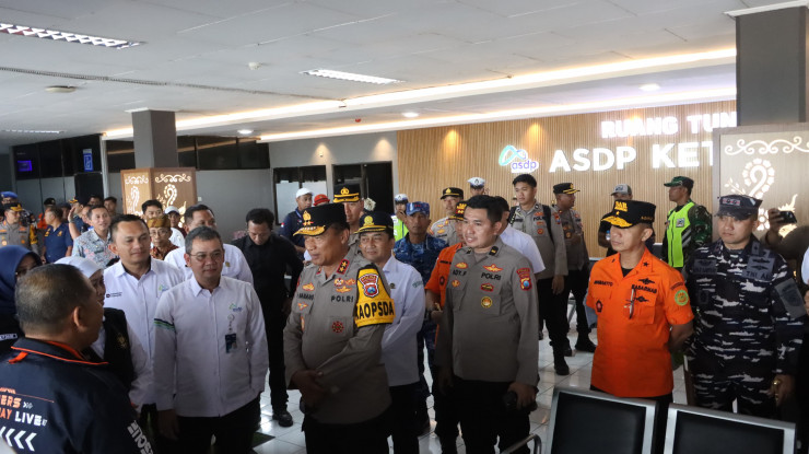 Kapolda Jatim Tinjau Pos Terpadu Pelabuhan Ketapang Pastikan Puncak Nataru Aman Lancar