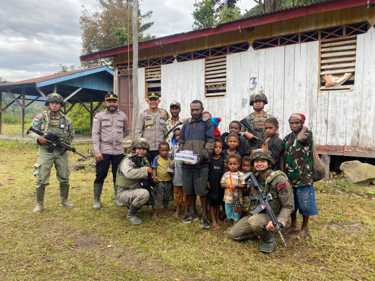 Satgas Ops Damai Cartenz Sambangi Kampung Apom Kiwirok, Salurkan Bantuan Bibit Tanaman dan Alat Tulis