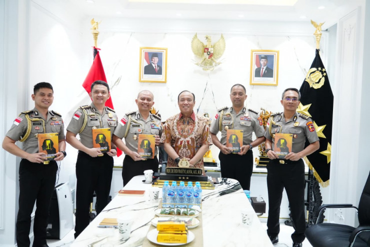 Lewat Buku Wakapolri Titipkan Pesan Penting Pemberantasan TPPA–PPO kepada 5 Calon Atase dan Staf Teknis Polri