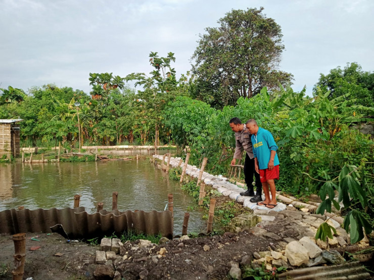 Dukung Ketahanan Pangan Nasional, Bhabinkamtibmas Desa Kalipecabean Motivasi Budidaya Lele Warga