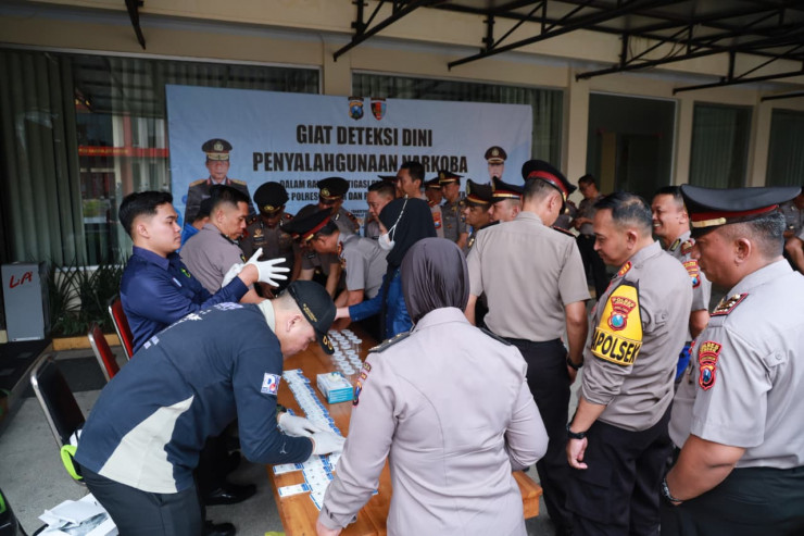 Wujudkan Zero Narkoba Polres Jember Test Urine Mendadak Bagi Para Perwira