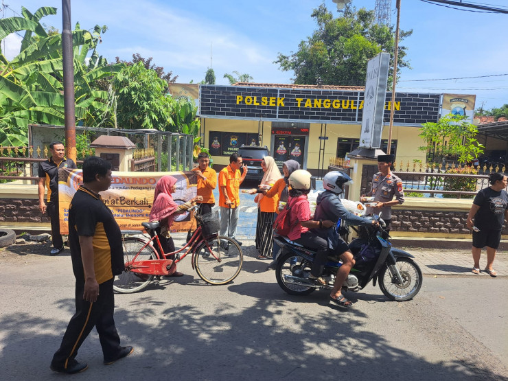 Polsek Tanggulangin Gandeng Komunitas Bagikan Makanan Jumat Berkah