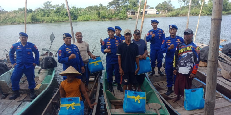 Peringati Hari Bhayangkara ke-79, Polairud Polresta Sidoarjo Bagikan Sembako untuk Nelayan di Tlocor Jabon
