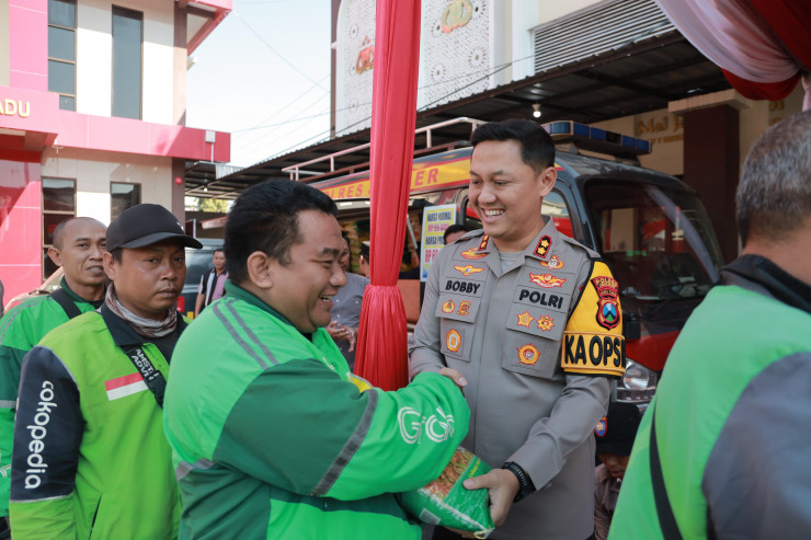Polres Jember Hadirkan Pasar Murah, Pengemudi Ojol Bawa Pulang Sembako Dengan Senyum Sumringah