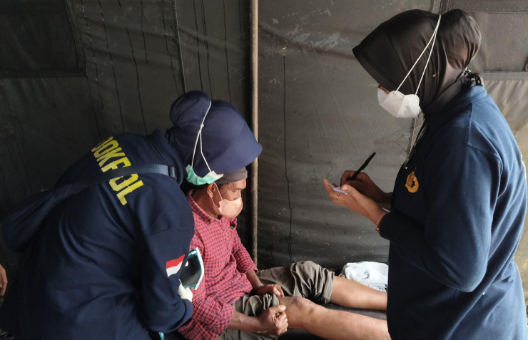 Nakes Polri Berikan Layanan Kesehatan Gratis bagi Korban Banjir di Aceh Tamiang